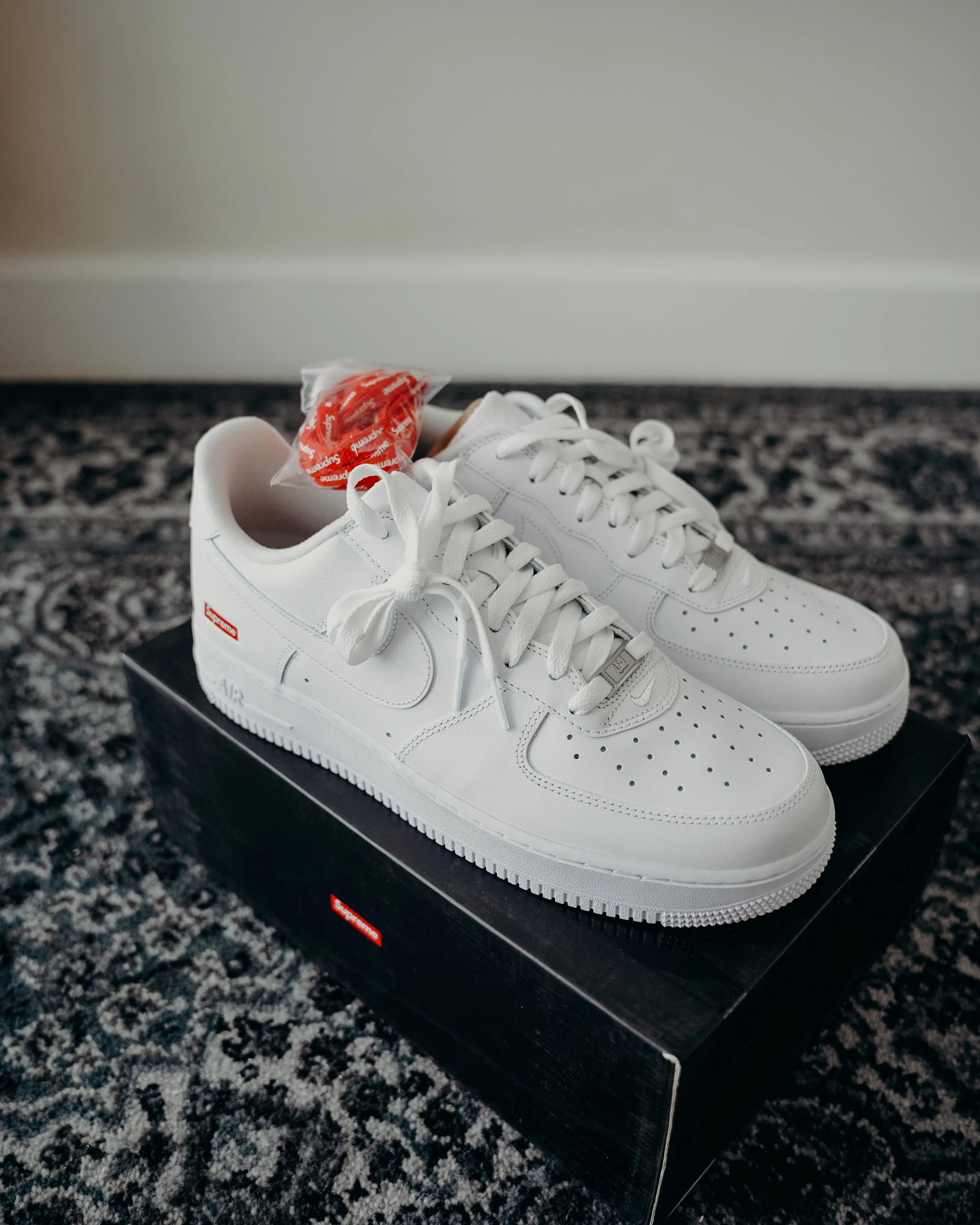 Nike Air Force 1 Low Supreme White Sz 11